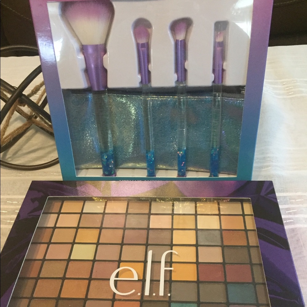 Eyeshadow palette and brush set